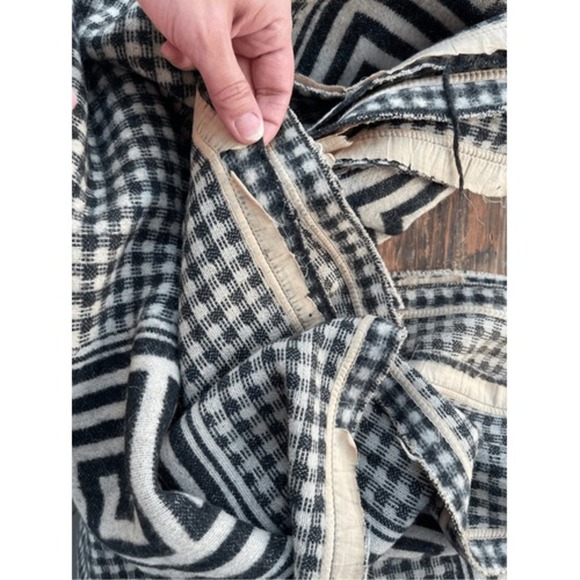 VTG Gingham Pattern Greek Key Trim Wool Blanket Black & White Size 66x76 - Picture 2 of 5